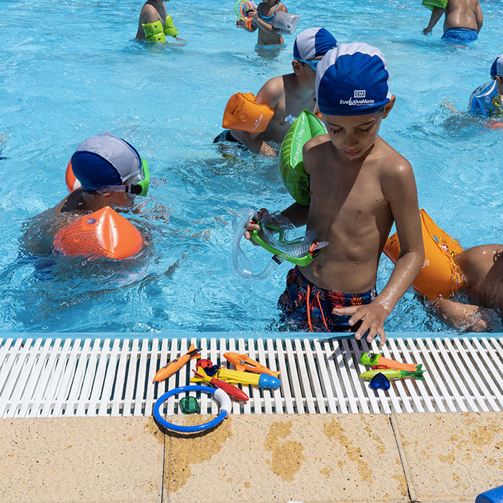 bambini in piscina centro estivo | Evolutivamente