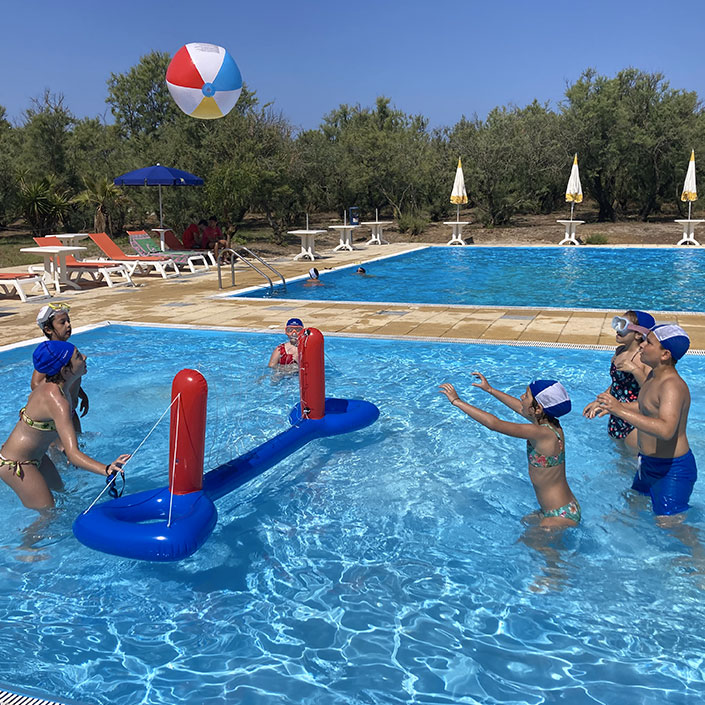 pallavolo in piscina centro estivo | Evolutivamente